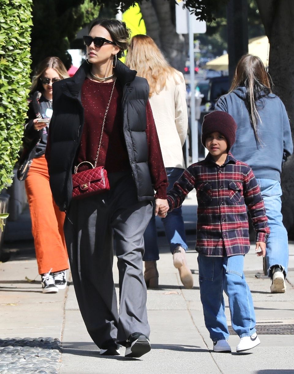 Normalerweise sehen wir Schauspielerin Jessica Alba in verspielten, romantischen Looks. Beim Spaziergang mit ihrem Sohn zeigt sie eine neue, viel sportlichere Seite. Zur weiten Hose kombiniert sie einen Oversize-Pullover, eine Steppweste und krönt das ganze mit einer roten Chanel-Bag. 