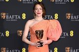Sie ist nicht nur Gewinnerin eines BAFTA, im asymmetrischen Kleid mit Puffärmel von Louis Vuitton sieht Emma Stone auch zauberhaft auf dem Red Carpet aus. 