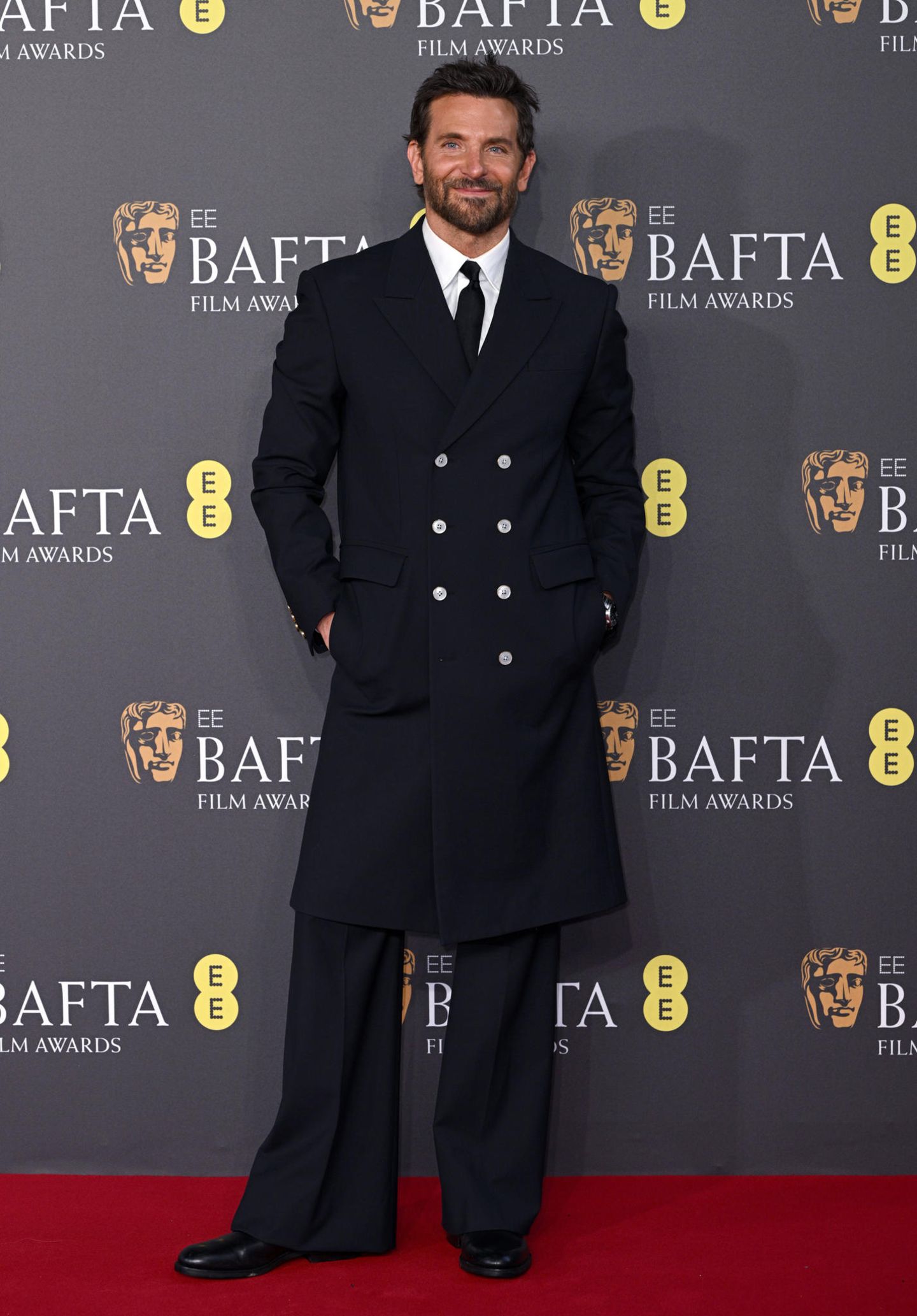 Hat Bradley Cooper etwa eine Style-Reise in die Vergangenheit gemacht? Sein zweireihiger Mantel und die weit ausgestellte Stoffhose wirkt wie aus den 60er-Jahren. 