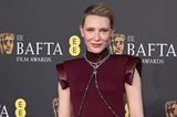 Cate Blanchett ist ein gern gesehener Gast bei den British Academy Film Awards. Zur diesjährigen Veranstaltung kommt sie in bordeauxfarbener Robe von Louis Vuitton.