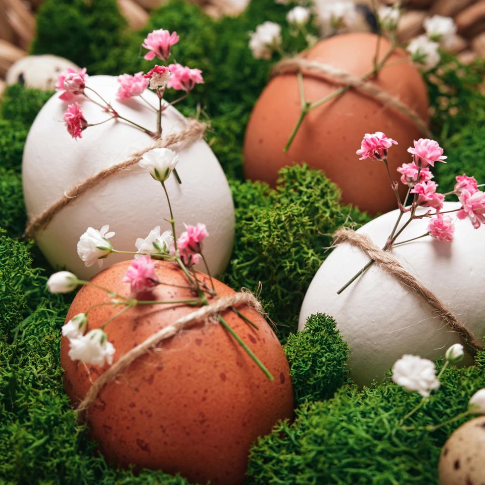 Osterdeko selber machen: Ostereier mit Blumen dekoriert