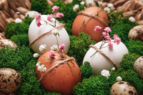 Osterdeko selber machen: Ostereier mit Blumen dekoriert