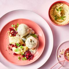 Vegane Königsberger Klopse mit Kartoffelmousseline und Rote-Bete-Salat