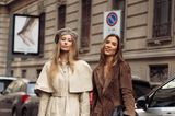 Dieses stylische Duo überzeugt in ihren Looks aus Erdtönen auf den Straßen von Mailand. Mathilde Gøhler (l.) setzt auf einen Trenchcoat, eine Baskenmütze und Lederstiefel, wohingegen Philine Roepstorff (r.) eine Lederhose in 3/4-Länge, einen braunen Wildleder-Blazer und Pumps trägt.