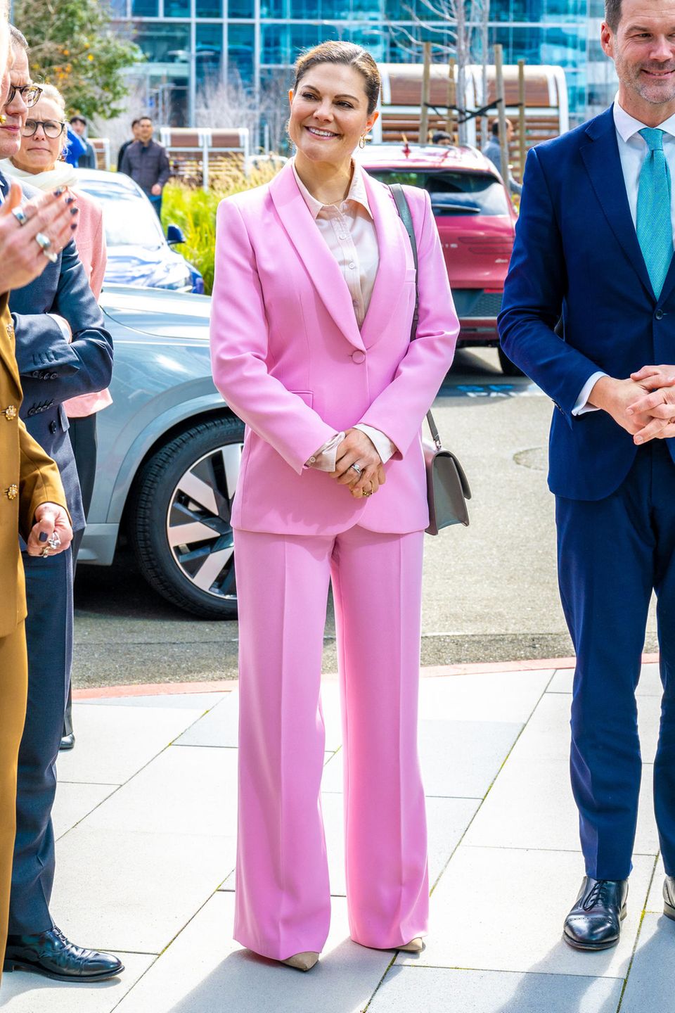 Auch am dritten Tag in San Francisco enttäuscht Kronprinzessin Victoria nicht mit ihrem Look. Sie beweist erneut, dass ein stilvolles Outfit nicht Unmengen an Geld kosten muss und trägt einen rosafarbenen Anzug von Zara. Dazu kombiniert sie eine blaue Tasche von Yves Saint Laurent und dezenten Schmuck. 