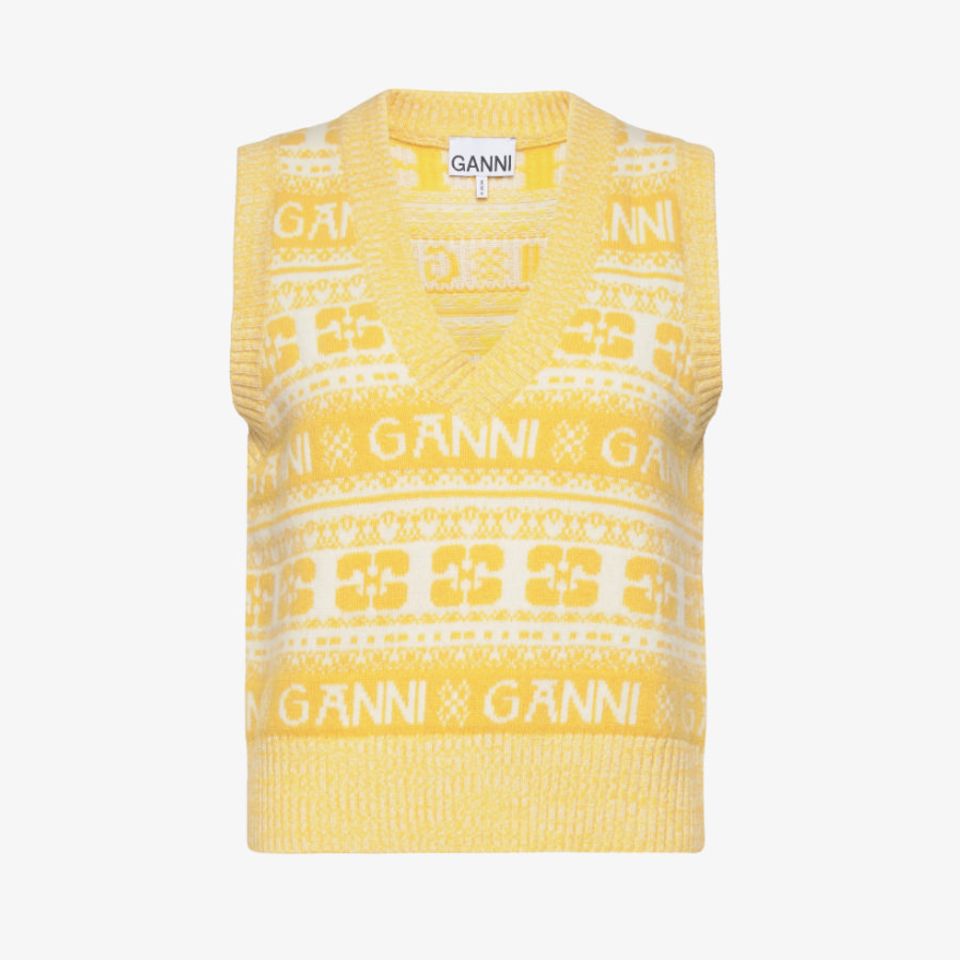 Die Weste im Logo-Wollmix von Ganni ist über jedem Basic-Shirt ein Statement, welches nicht viel mehr Accessoire-Erweiterung Bedarf. Wer mag, kann das Stück mit V-Ausschnitt auch einfach pur für sich alleine tragen. Von Ganni, kostet etwa 195 Euro. 