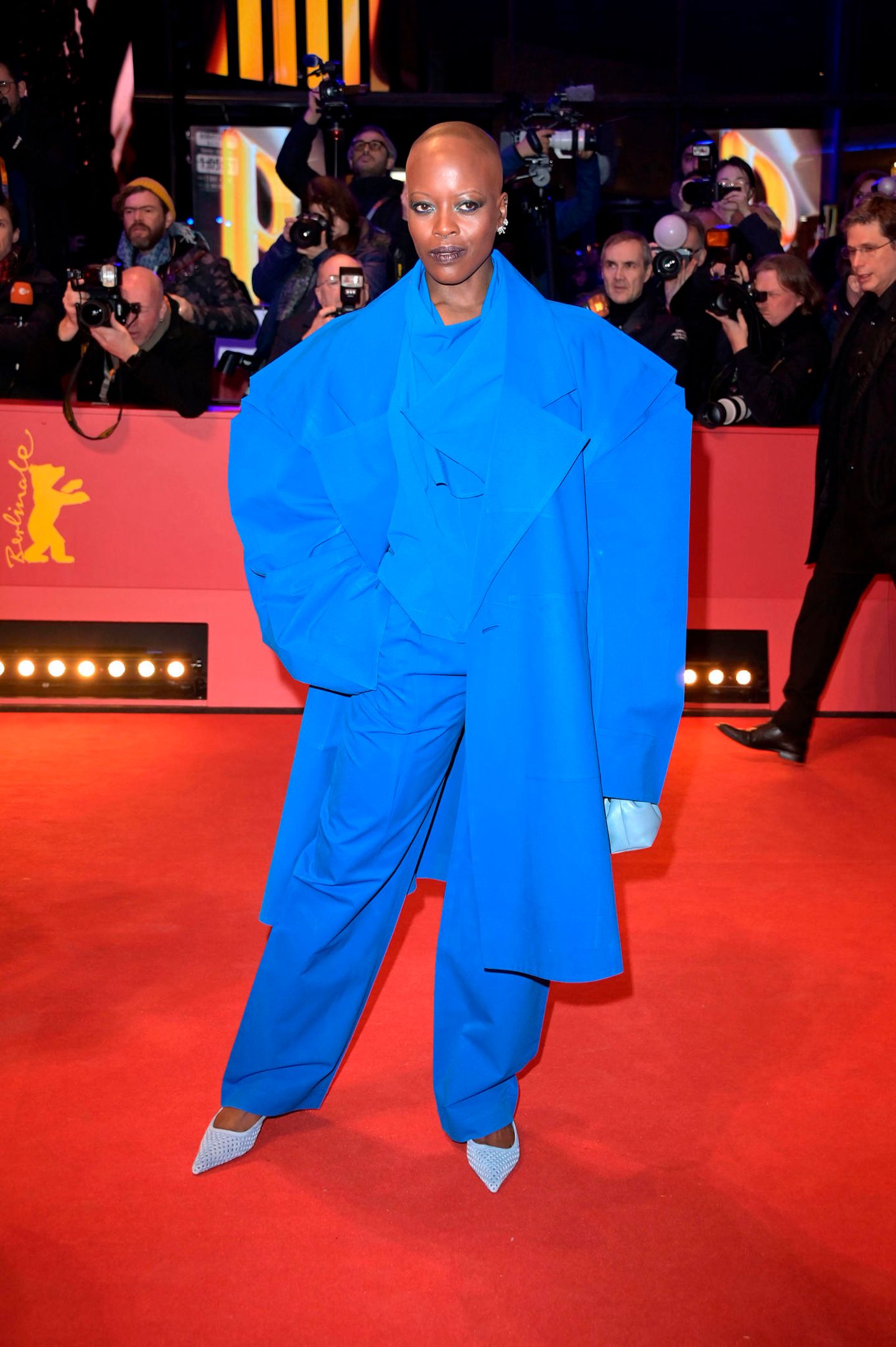 Mit XL-Silhouette läuft Schauspielerin und Musicaldarstellerin Florence Kasumba über den Red Carpet. Dass die Schultern wieder breiter werden, konnten wir schon auf den Laufstegen beobachten – auch diese Umsetzung des Modetrends in strahlendem Blau gefällt uns gut. 