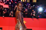 Als Jury-Mitglied fehlt Oscar-Preisträgerin Lupita Nyong'o natürlich nicht bei der Bärenzeremonie, dem Abschluss der 74. Filmfestspielen in Berlin. Neben ihrer fachlichen Expertise schätzen wir auch ihren herausragenden Modegeschmack, der uns auch bei diesem Red-Carpet-Auftritt erneut eine wunderschöne Robe beschert. 