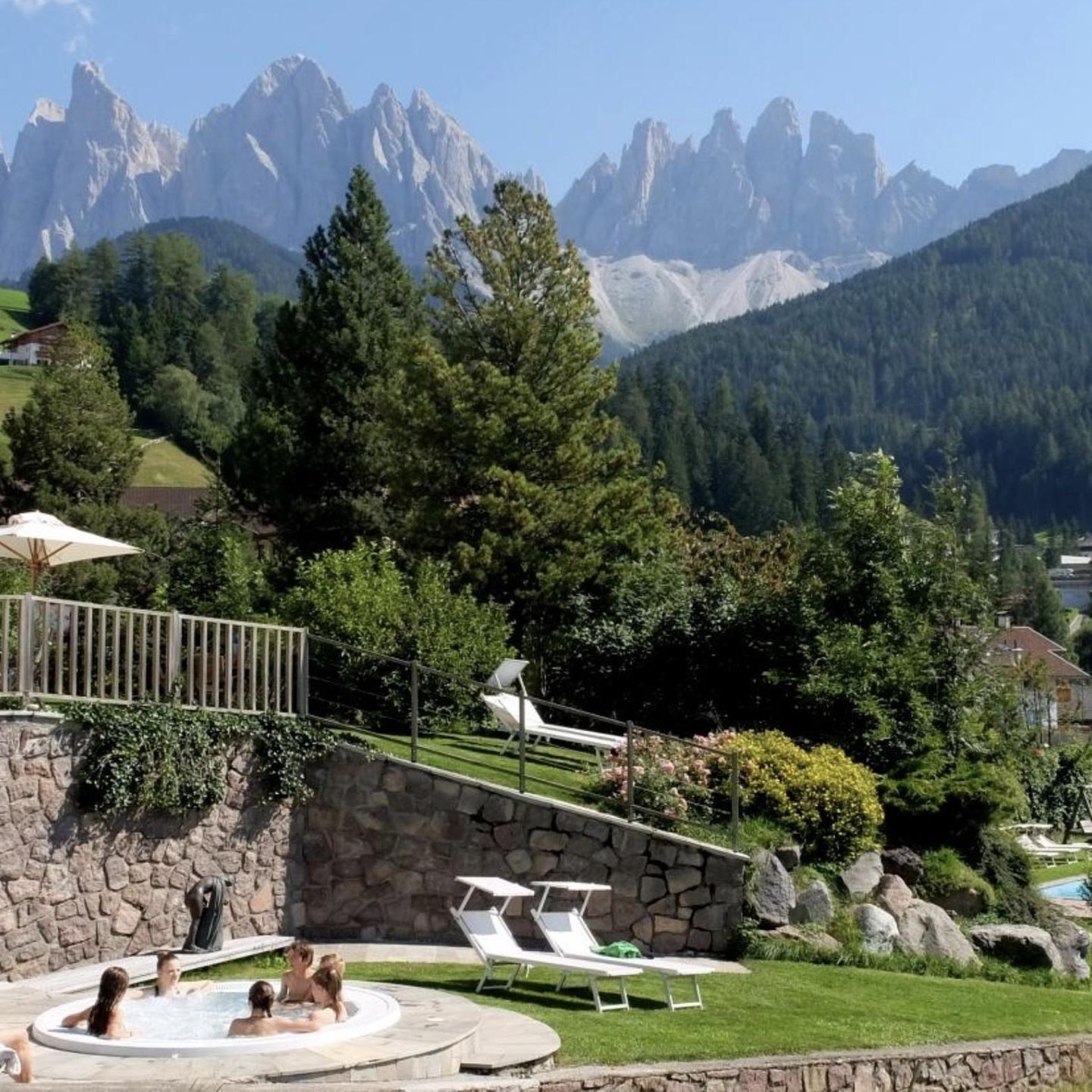 Hotel Tyrol außenliegender Garten Whirlpool