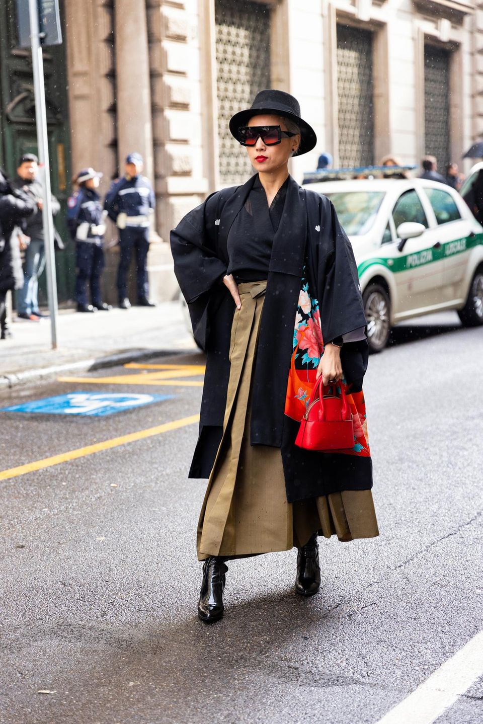 Asiatische Eleganz trifft bei dieser Fashion-Week-Besucherin auf Streetstyle-Coolness.