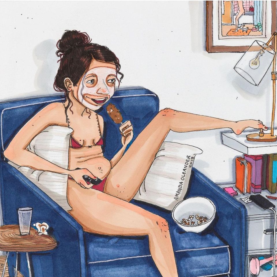 Comic: Frau sitzt auf Sofa mit Eis und Gesichtsmaske