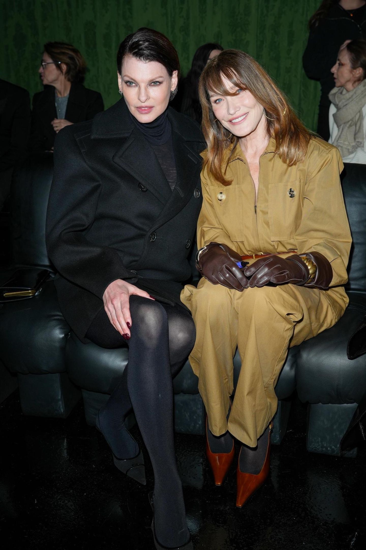 Mit Kate Moss haben noch zwei Supermodels den Weg in die Front Row von Saint Laurent gefunden: Linda Evangelista und Carla Bruni-Sarkozy haben es sich auf dem Ledersofa gemütlich gemacht.