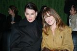 Mit Kate Moss haben noch zwei Supermodels den Weg in die Front Row von Saint Laurent gefunden: Linda Evangelista und Carla Bruni-Sarkozy haben es sich auf dem Ledersofa gemütlich gemacht.