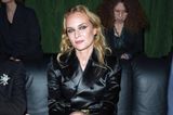 Geheimnisvoll glänzt Diane Kruger in der Front Row von Saint Laurent im schwarzen Blazer-Look und Smokey Eyes.