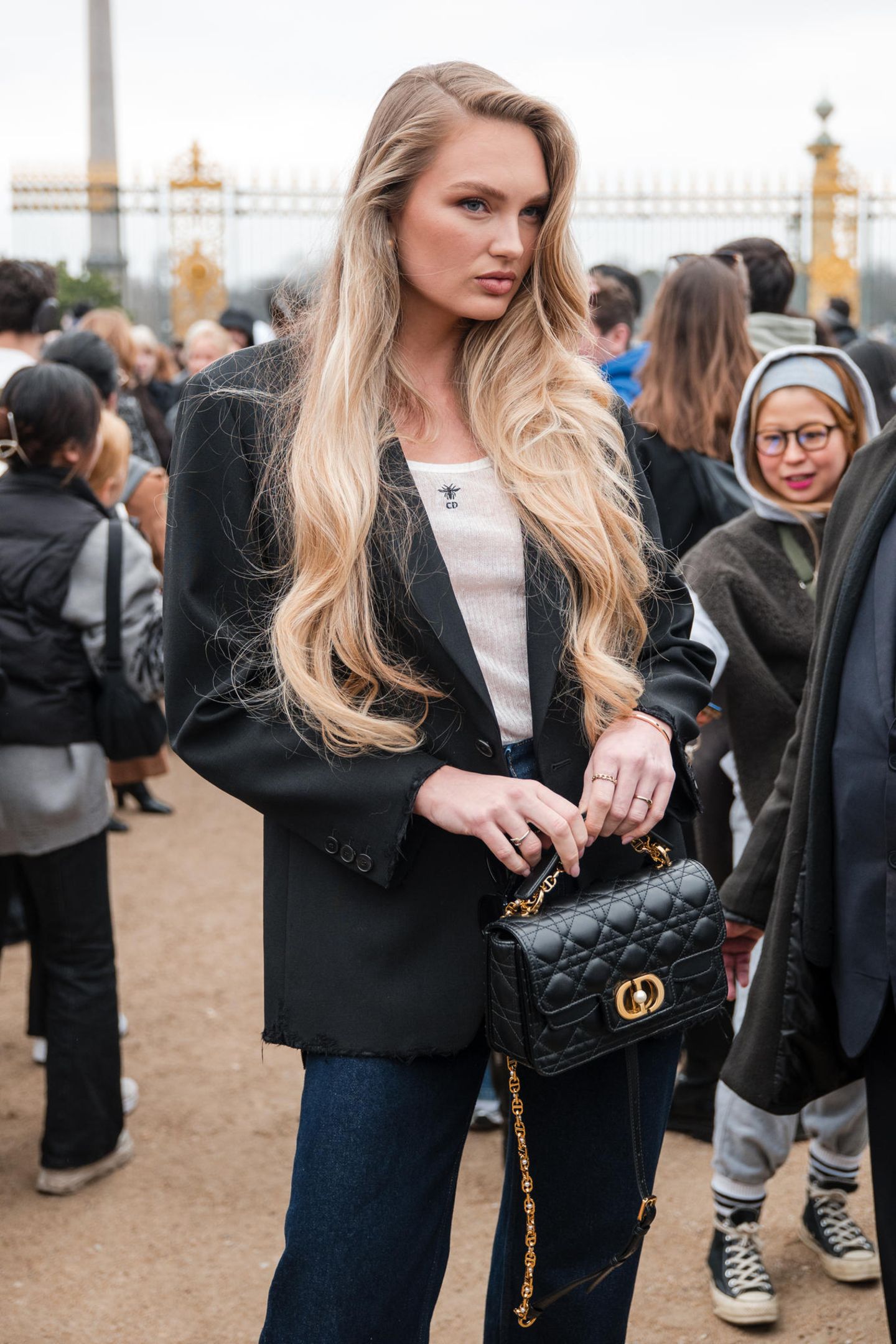 Topmodel Romee Strijd lässt sich die Prêt-à-Porter-Schau von Christian Dior ebenfalls nicht entgehen.