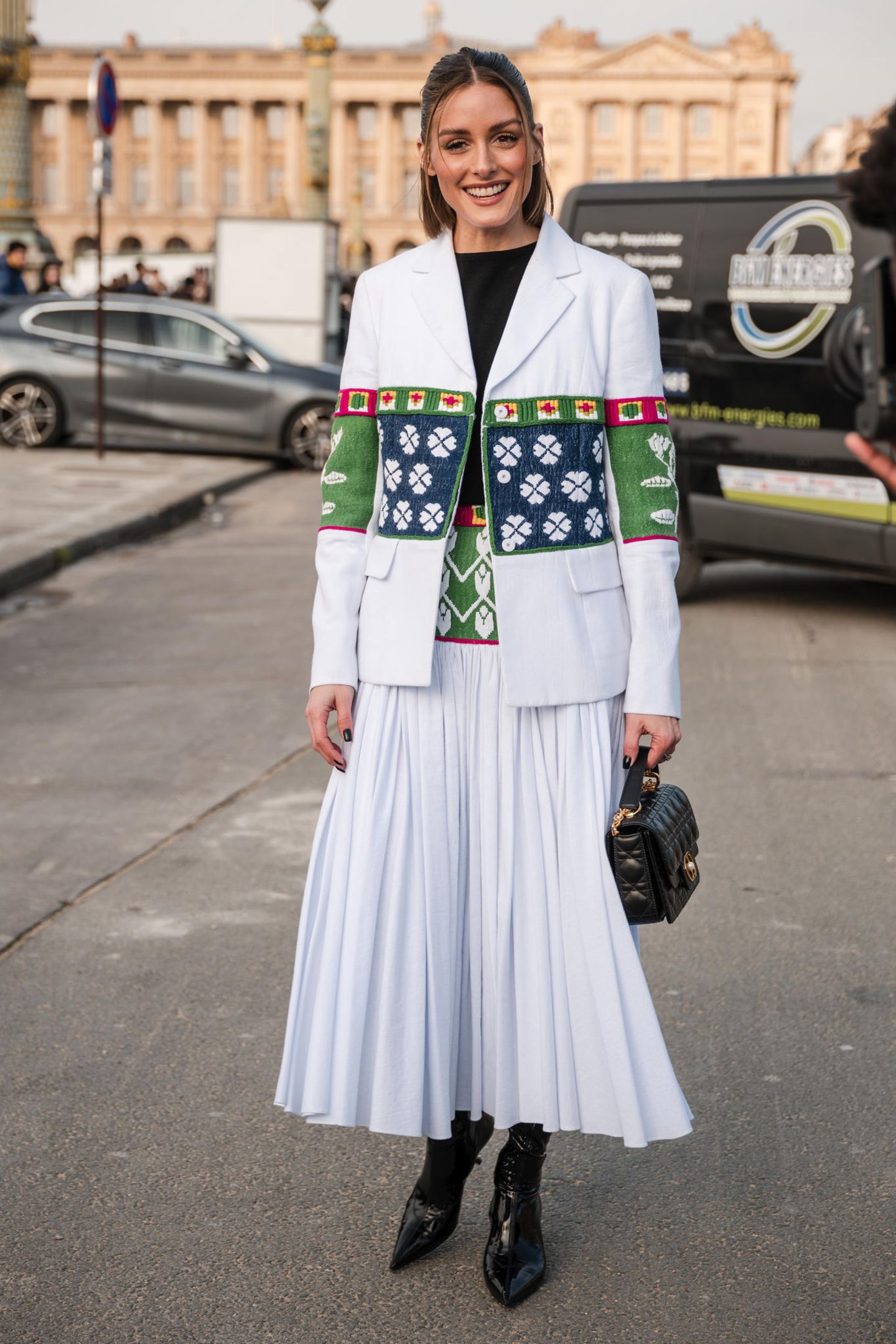 Olivia Palermo strahlt bei Dior im frühlingshaften Outfit.