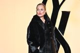 Supermodel Kate Moss hat sich im schwarzen Kunstfell-Mantel kuschelig eingehüllt.