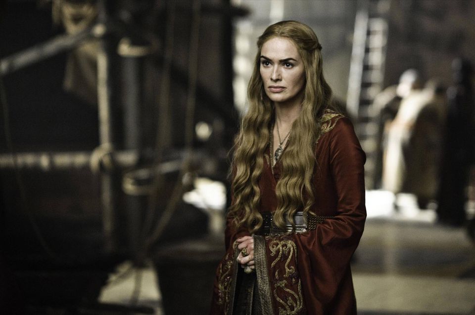 Cersei Lannister aus Game of Thrones in einem roten Gewand