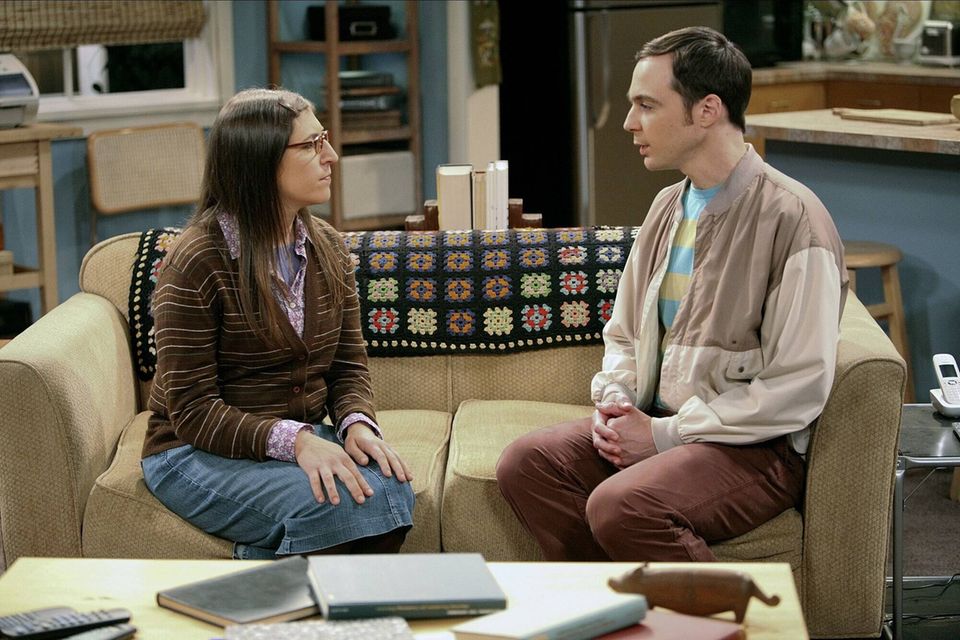 Amy Farrah Fowler und Sheldon Cooper sitzen zusammen auf dem Sofa