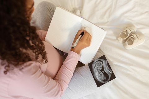 Schwangere schreibt Tagebuch
