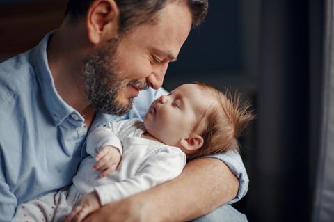 Ein Vater verklagt Deutschland: Mann mit Baby
