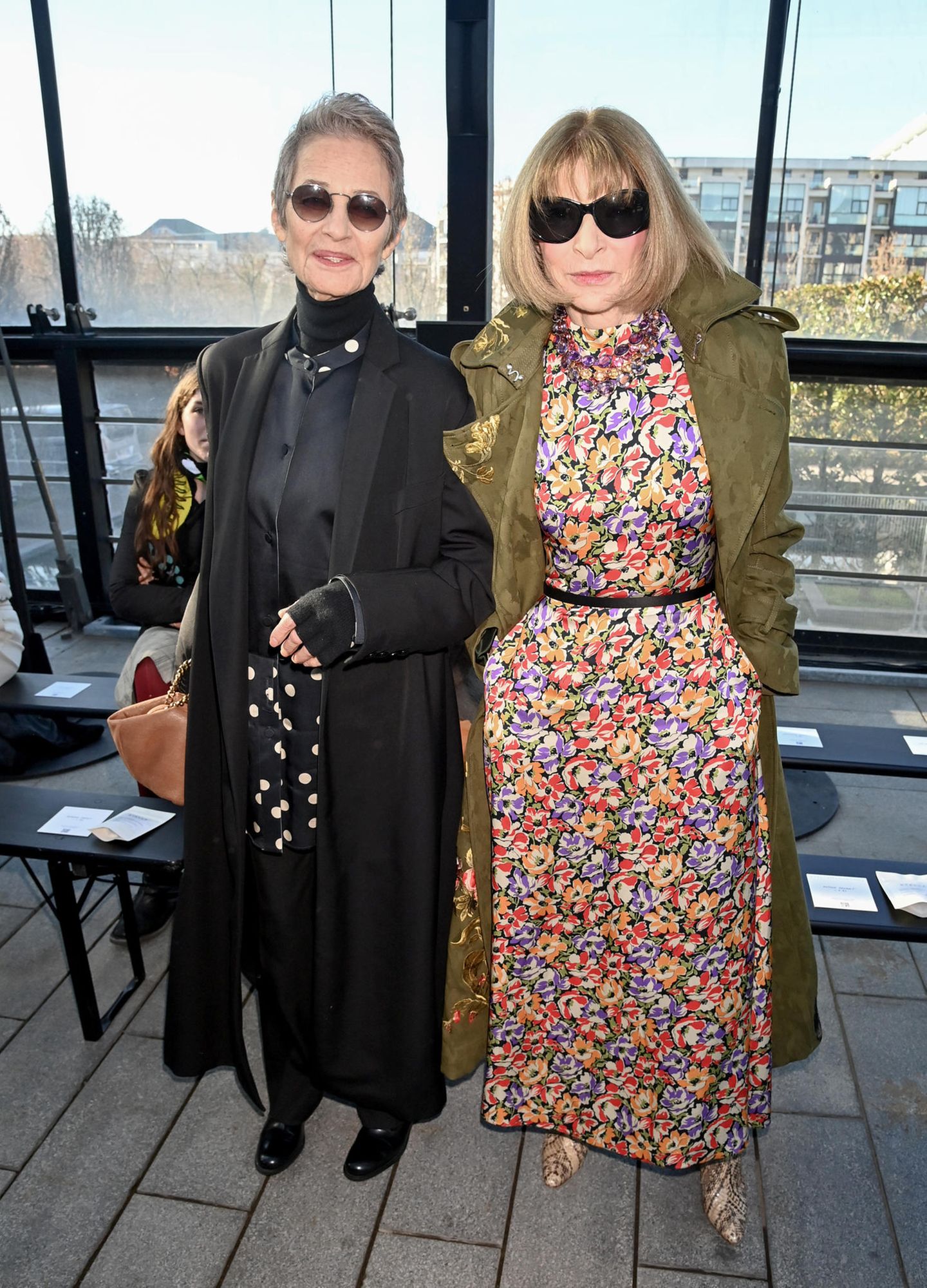 Charlotte Rampling und Anna Wintour genießen die Stella McCartney Show natürlich in der Front Row. Auffallend ist der Muster-Mix der Chefredakteurin: Sie kombiniert ein florales Kleid mit Snake-Print-Boots. 