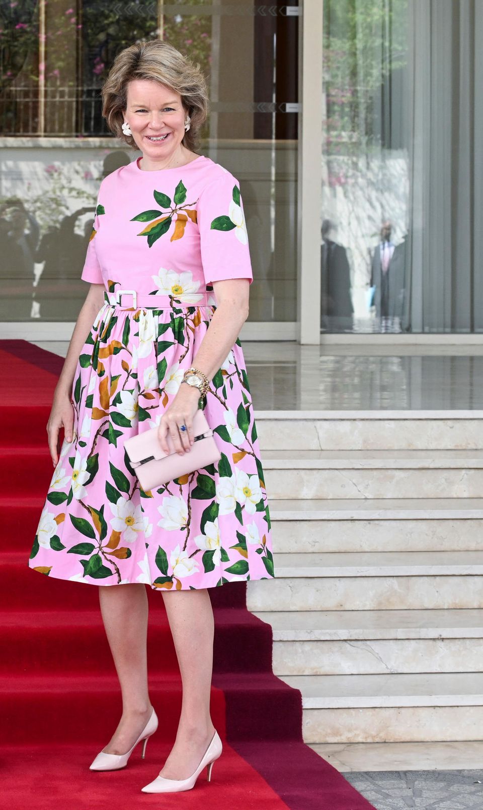 Königin Mathilde läutet bei ihrem Besuch als UN-Sonderbotschafterin an der Elfenbeinküste den Frühling ein. In einem Oscar-de-la-Renta-Kleid mit opulenten Blumenmuster und mit ausgestelltem Rock beweist sie, dass Blumen-Kleider ein altbewährtes Must-have in jedem Kleiderschrank sind. Und auch sonst setzt die belgische Königin alles auf eine (Farb-)Karte. Zum Kleid gesellt sich eine rosafarbene Clutch von Delvaux und Blumen-Ohrringe von Carolina Herrera. 