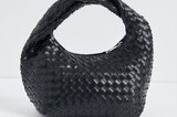 Geflochtene Taschen liegen im Trend und bei uns gerne in der Hand! Das schwarze Modell von Gina Tricot begeistert mit gedrehtem Griff und Reißverschluss. Für 40 Euro ist der Style geshoppt!