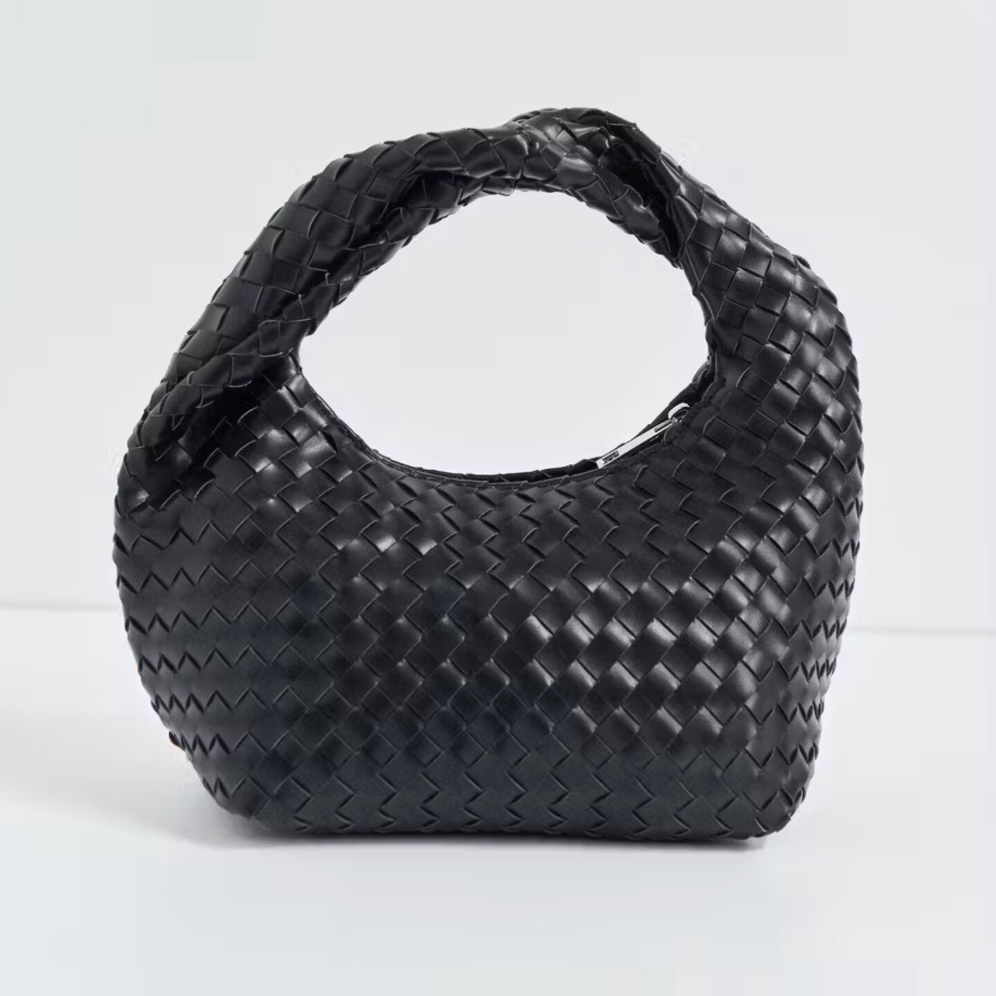 Geflochtene Taschen liegen im Trend und bei uns gerne in der Hand! Das schwarze Modell von Gina Tricot begeistert mit gedrehtem Griff und Reißverschluss. Für 40 Euro ist der Style geshoppt!
