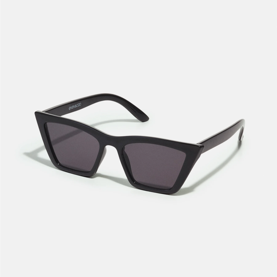 Im Gegensatz zu komplett eckigen und quadratischen Sonnenbrillen, welche eher cooler wirken, haucht die Cat-Eye-Brille dem Style etwas mehr Raffinesse und Extravaganz ein. Von Even&Odd für etwa 15 Euro erhältlich. 