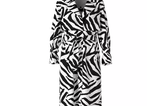 Der Mantel in Trenchcoat-Optik erhält durch das Zebra-Design ordentlich Spannung. Ein Bindegürtel verleiht dem Look Aufregung und betont die Taille. Von Marc Cain, für etwa 449 Euro erhältlich.