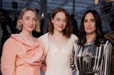 Saoirse Ronan, Emma Stone und Jennifer Connelly brillieren bei Louis Vuitton in ausgeklügelten Designs. Ihre unterschiedlichen Styles fallen vor allem im Kontrast zu den anderen besonders auf. So kann man sich durchaus in der ersten Reihe blicken lassen. 