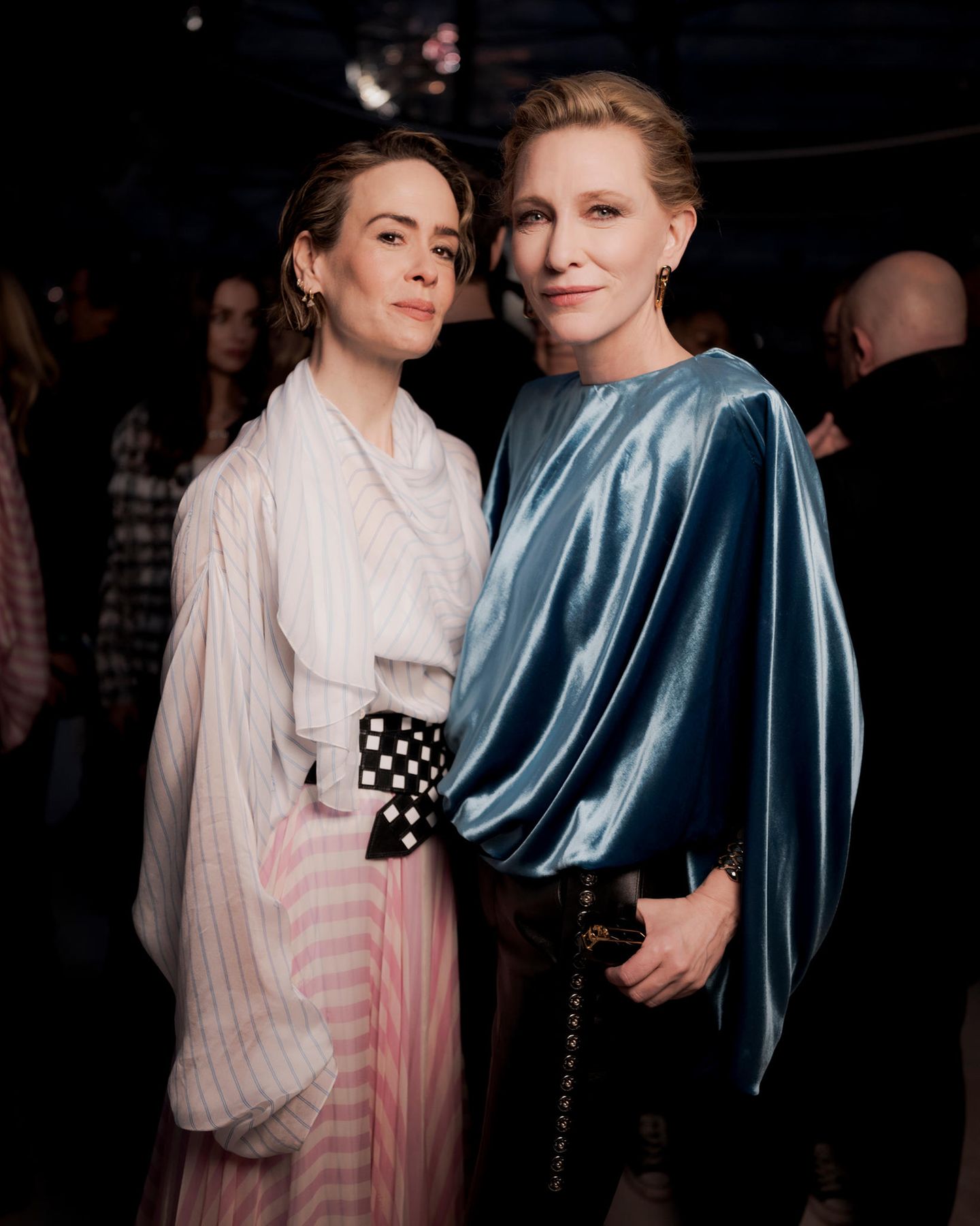 Sarah Paulson und Cate Blanchett haben sich gesucht und gefunden. Beide Schauspielerinnen bringen Blau auf unterschiedliche Weisen mit in ihre Looks ein. 