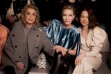 Auch Catherine Deneuve nimmt neben Cate Blanchett und Emma Stone ihren Platz ein. So ganz angekommen ist sie im grauen Mantel mit zweireihiger Knopfleiste noch nicht. Der offene Mantel offenbart jedoch auch etwas von ihrem lässigen Look: Strickpullover und schwarze Hose, mehr braucht es nicht. 