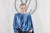 Taubenblau sah wohl noch nie so strahlend aus! Cate Blanchett inszeniert eine fließende Bluse mit definierter Schulterpartie zur rockigen Lederhose.