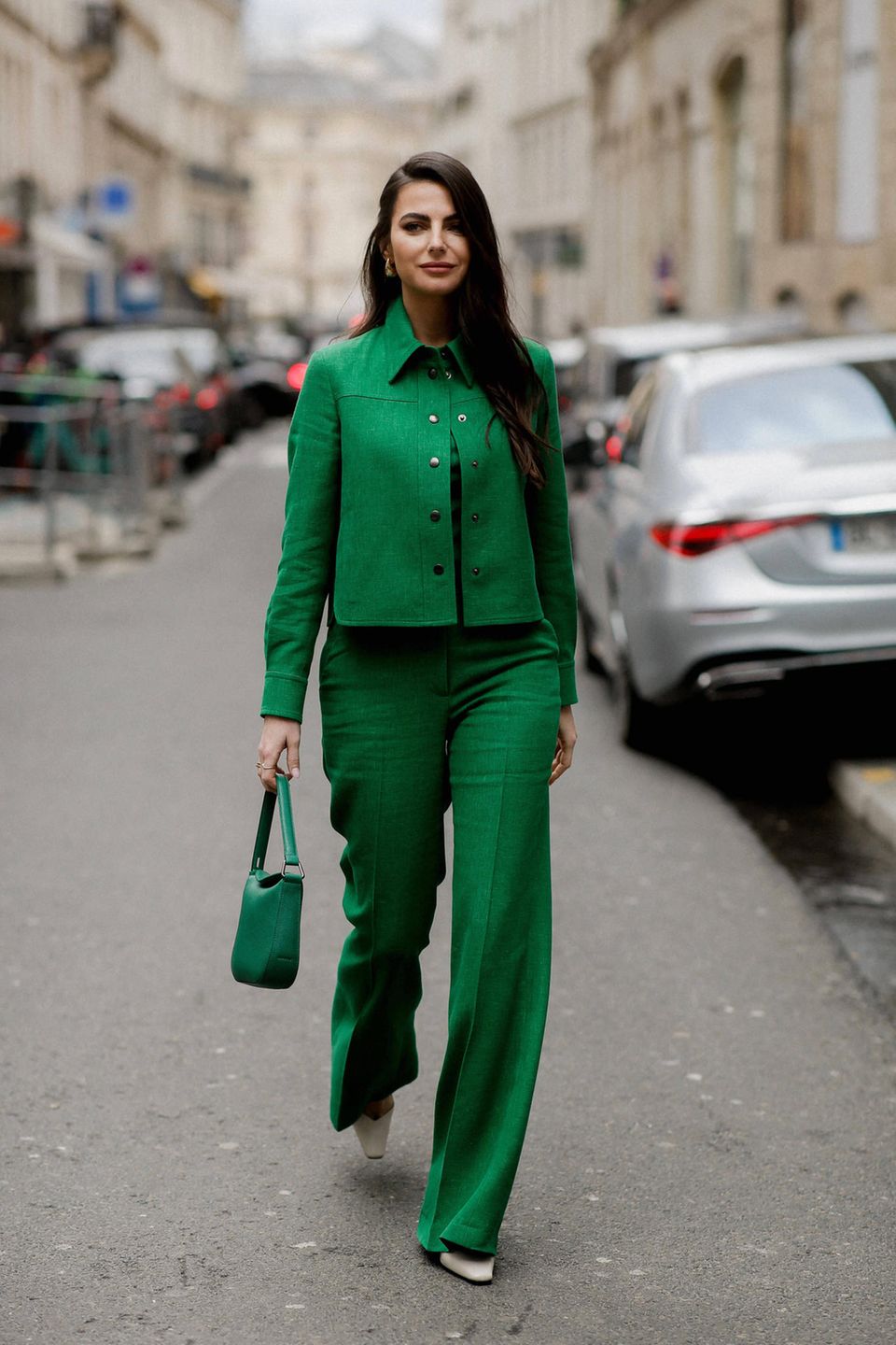 Go Green! Im stylischen grünen Komplett-Look hat sich Kelly Piquet, Model und Freundin von Formel-1-Weltmeister Max Verstappen auf den Weg zur Akris-Show gemacht.