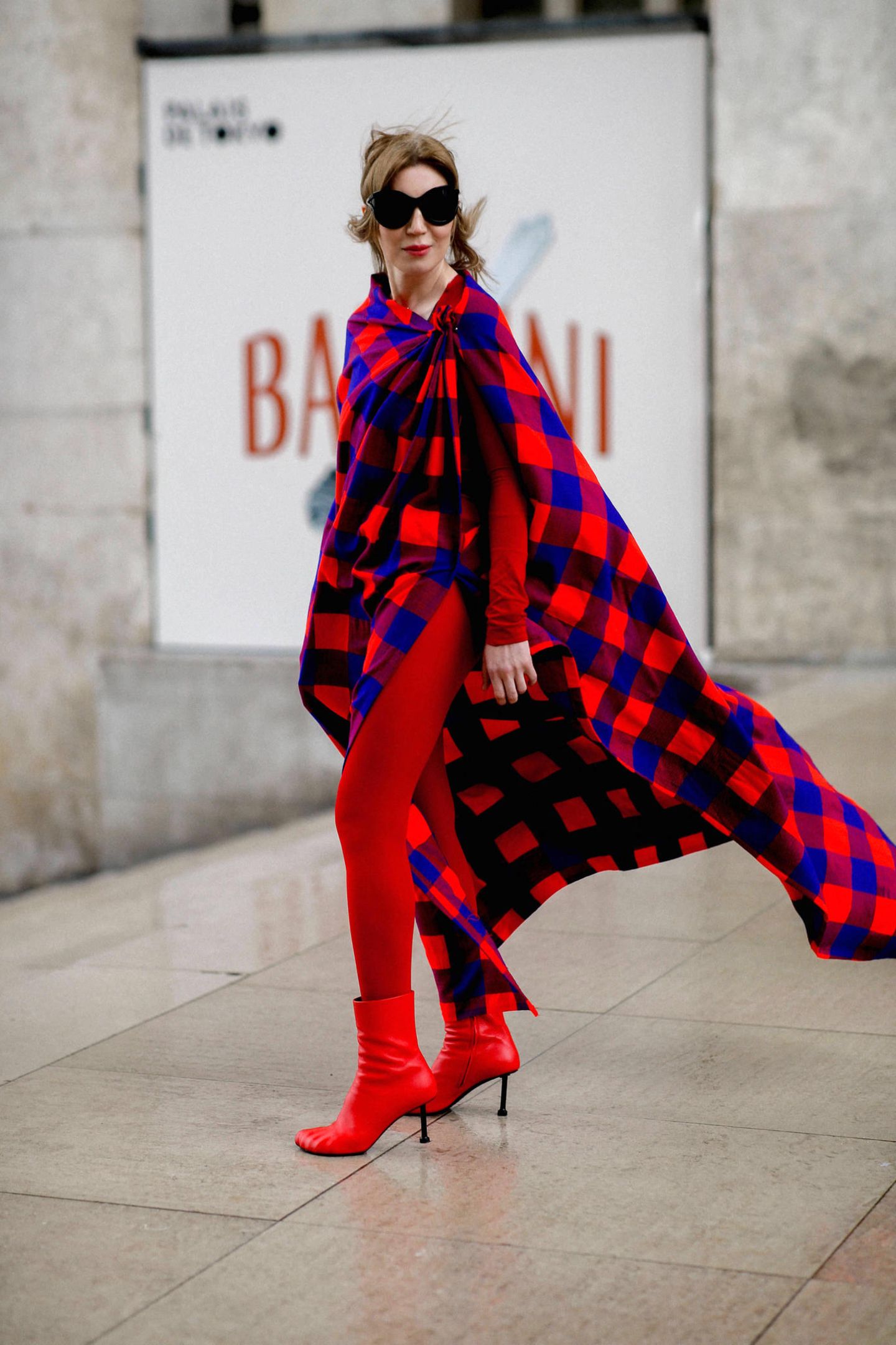 Ganz und gar nicht kleinkariert: Einen beeindruckenden Auftritt legt diese Fashion-Week-Gästin in Rot und Ultramarin hin.
