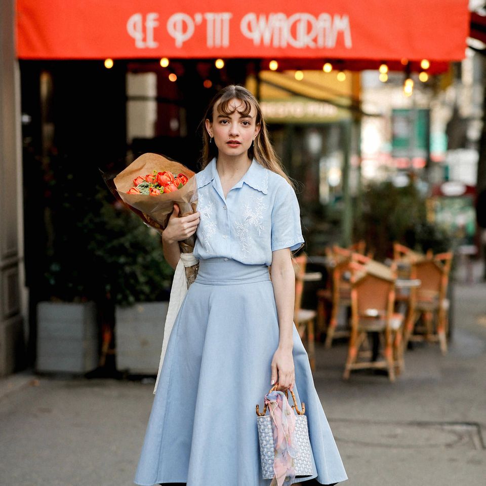 Einen Hauch der Fünfziger verbreitet Model Monica Abi-Khalil mit filigran bestickter Bluse und Glockenrock in zartem Blau. Die Accessoires unterstreichen den frühlingshaften Vintage-Look.