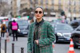 Chanel, mon amour: Dieses Fashionista zeigt ihre Liebe zum Pariser Luxuslabel im waldgrünen Komplett-Look.