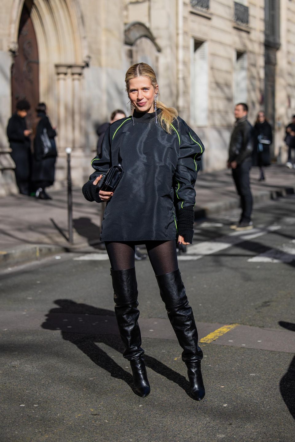 Sportlich, stylisch, sexy: Im Oversize-Top mit neongrünen-Streifen samt Stulpen und schwarzen Overknees macht Kunstsammlerin Christine Würfel-Stauss in Paris eine tolle Figur.