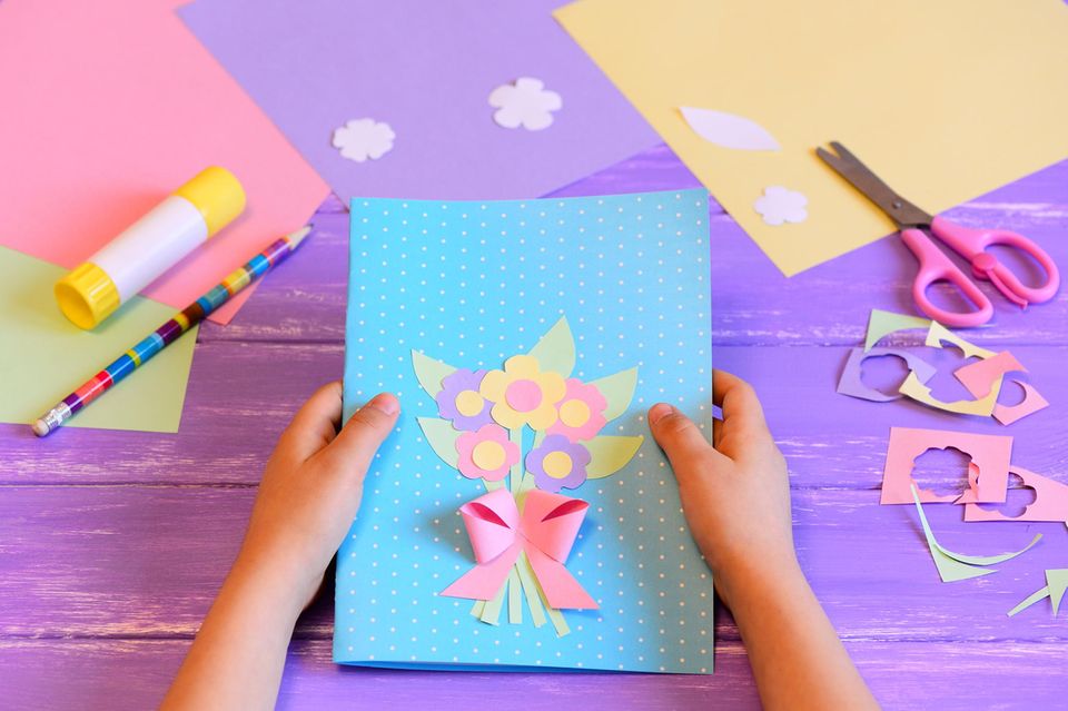 Muttertagsgeschenk basteln: Selbst gebastelte Karte mit Blumen