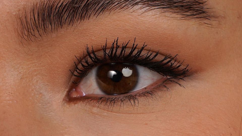 Das ist übrigens mein Auge. Ich habe weiter unten noch mehr Tipps, wie eure Wimpern zusätzlich zur Mascara dichter wirken – die hab ich nämlich hier angewandt. 