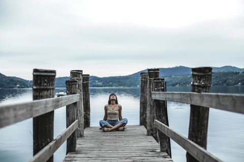 Psychologie: Eine nachdenkliche Frau an einem See