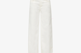 Eine gute weiße Jeans hat in noch keiner Garderobe geschadet. Der helle Stoff bietet die hervorragende Grundlage für euphorische Kombinationen, aber auch monochrome Styles in Weiß. Ein hoher Bund betont die Taille super schmeichelnd! Von QS, kostet etwa 60 Euro. 