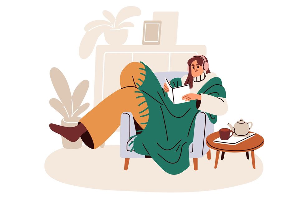 Illustration von Frau, die gemütlich im Sessel liest: Wer viel liest, lebt bis zu zwei Jahre länger – laut Studie