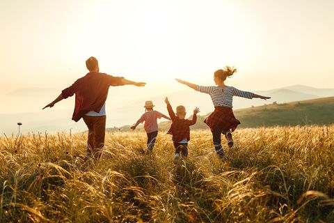 Glückliche Familie auf einem Feld