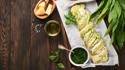 Rezept Zu Ostern Schnelles B Rlauch Brot Zum Reinbei En Brigitte De