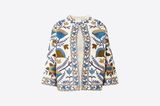 Die Jacke "Nathalie" ist für rund 185 Euro bei Maison123 erhältlich. Ich kann sie mir auch gut zu einem hellen Satin-Rock oder weißen Shorts vorstellen – sieht durch die blauen Akzente aber bestimmt auch gut zu Denim aus. 