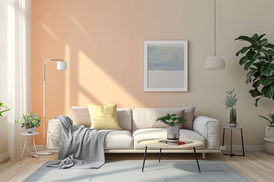 Wandgestaltung Wohnzimmer: Sofa und Tisch vor apricotfarbener Wand