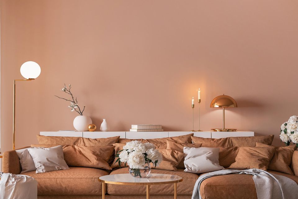 Wandgestaltung Wohnzimmer: Sofa, Lowboard unt Couchtisch